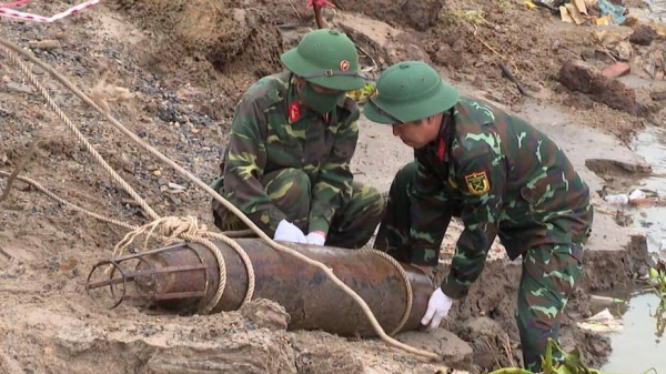 Phú Thọ: Phát hiện quả bom dưới chân cầu Văn Lang