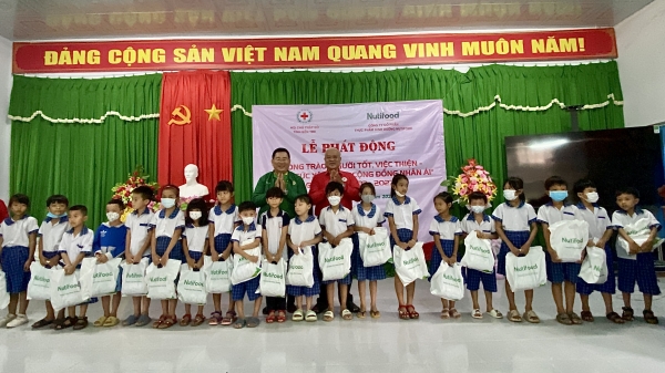 Nutifood tặng hàng nghìn phần quà cho trẻ em nghèo nhân dịp Tết thiếu nhi