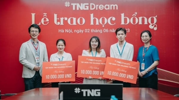 Ba sinh viên Đại học Bách khoa Hà Nội nhận học bổng TNG Dream