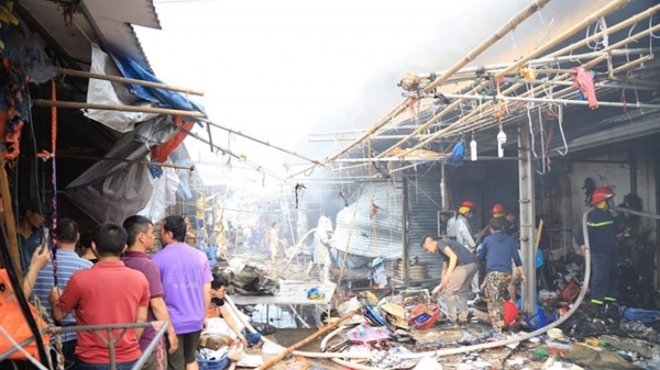 Hà Nội: Cháy chợ Tó, nhiều kiot bị thiêu rụi