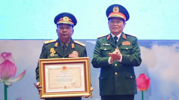 Trao tặng Bộ trưởng Quốc phòng Lào Huân chương Độc lập hạng Nhất