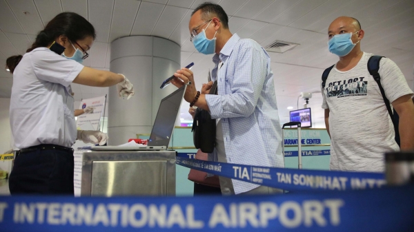 Tạm dừng cấp visa cho người nước ngoài vào Việt Nam từ đêm nay