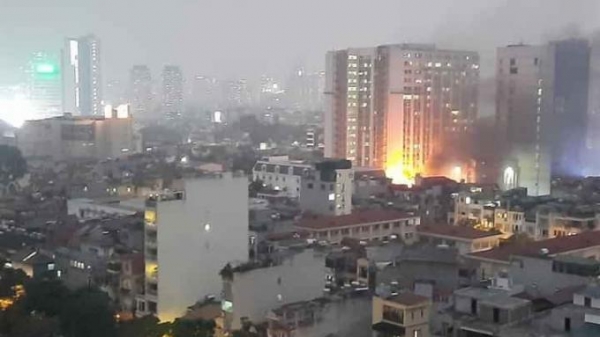 Dập tắt đám cháy nhà 3 tầng sâu trong ngõ ở Hà Nội