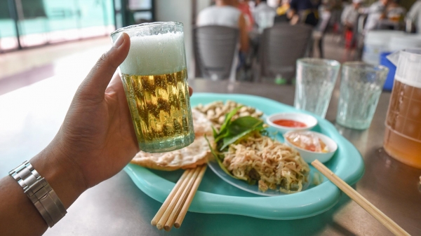 Trải nghiệm 'bia hơi bao cấp' ở Hà Nội
