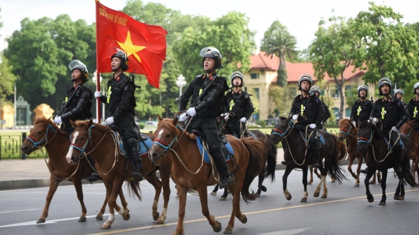 Lần đầu Khối Cảnh sát cơ động Kỵ binh diễu hành
