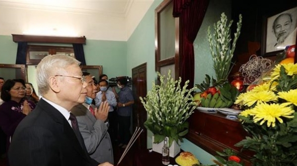 Tổng Bí thư, Chủ tịch nước Nguyễn Phú Trọng dâng hương tưởng niệm Bác Hồ