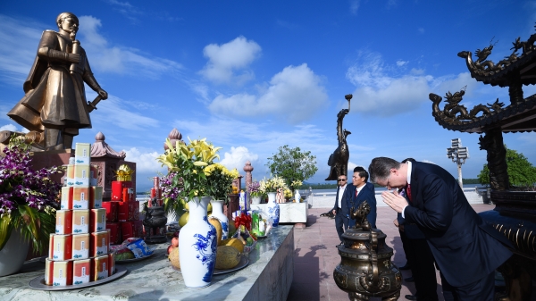 Đại sứ Mỹ thăm và dâng hương ở khu di tích Bạch Đằng Giang