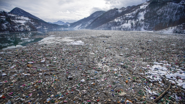 Hồ chứa ở Serbia ngập tràn trong rác thải nhựa sau mưa lớn