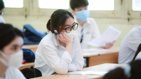 Hơn 10 vạn sỹ tử Hà Nội làm thủ tục dự thi tốt nghiệp THPT