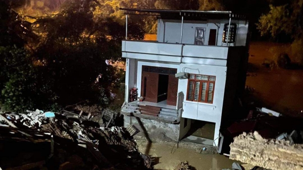 Lạng Sơn: Nhiều nhà trôi xuống sông Thương trong đêm