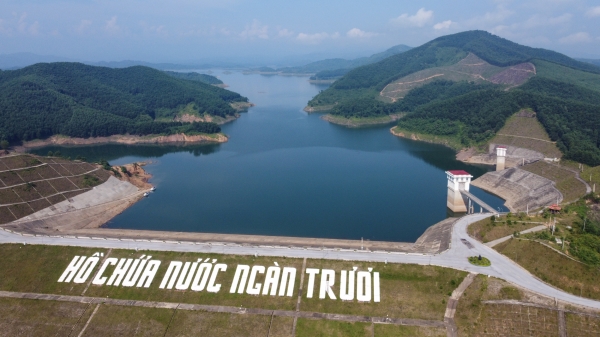 Bay trên Ngàn Trươi, hồ thủy lợi có đập đất cao nhất Việt Nam
