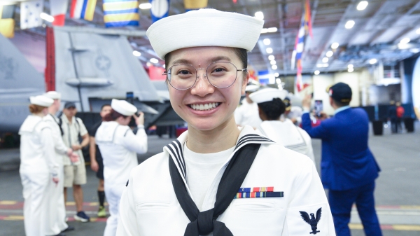 Nữ thủy thủ gốc Việt trên tàu sân bay USS Ronald Reagan đang ở Đà Nẵng