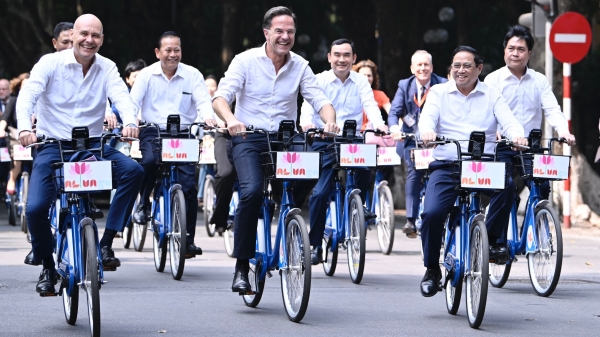 Thủ tướng Việt Nam và Hà Lan đạp xe trên phố mùa thu Hà Nội