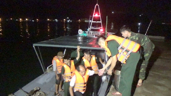 Tàu cá bị chìm, 11 ngư dân được cứu hộ kịp thời