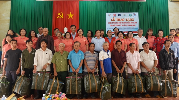 Trao 1.000 bộ áo phao cứu sinh cho ngư dân Bình Định