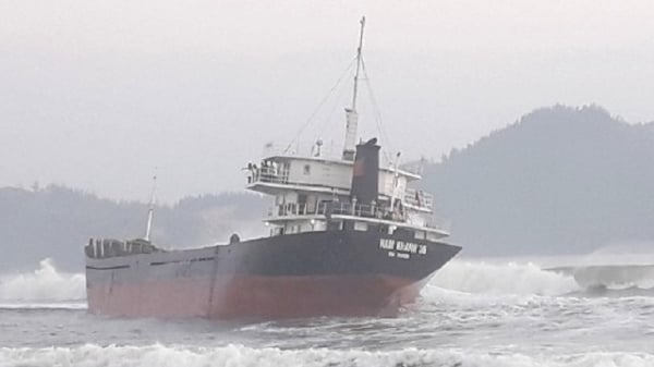 Tàu hàng mất hệ thống điện, bị mắc cạn tại biển Đề Gi