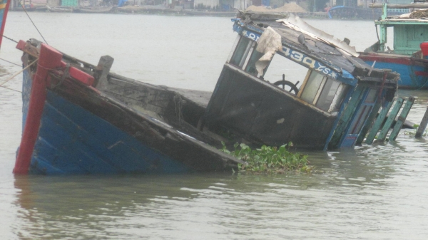 Thêm một tàu cá Bình Định bị chìm, 14 thuyền viên chưa được tìm thấy