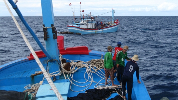 Gặp nạn khi đi cứu nạn, 14 thuyền viên tàu cá được cứu hộ an toàn