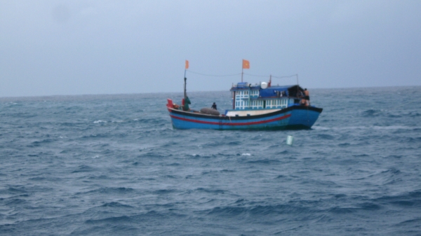 Tàu cá cùng 13 ngư dân Bình Định gặn nạn trên biển đang chờ cứu hộ