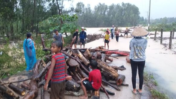Lũ dâng nhanh, người dân nhiều địa phương ở Bình Định chạy lũ trong đêm