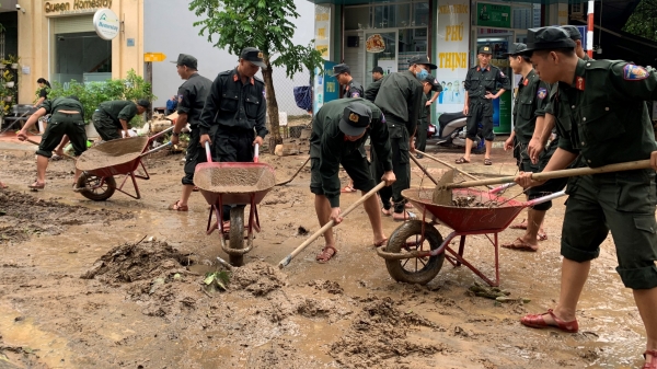 Hàng trăm chiến sỹ giúp dân khắc phục hậu quả mưa lũ