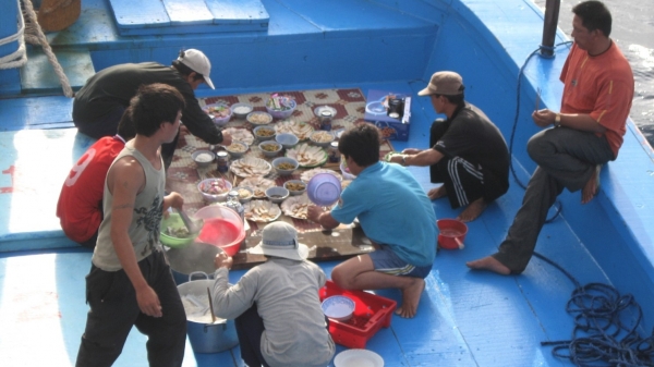 Ngư dân Bình Định 'nghiện’ ăn Tết trên biển