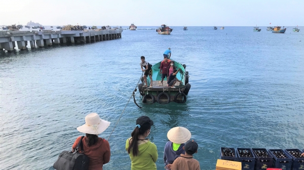 Hỗ trợ người dân xã đảo Nhơn Châu đi lại