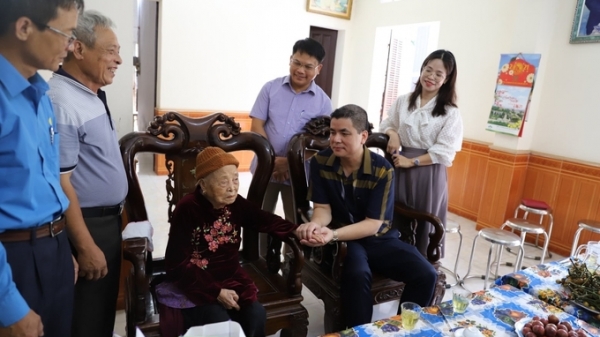 Supe Lâm Thao gần 30 năm phụng dưỡng mẹ Việt Nam anh hùng