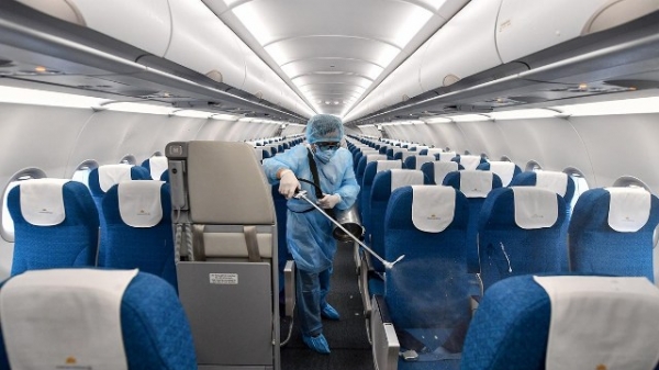 Dung dịch sát khuẩn dưới 100ml được mang lên máy bay