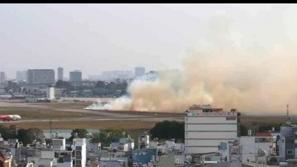 Máy bay của Vietnam Airlines nổ lốp, bốc khói ở sân bay Tân Sơn Nhất