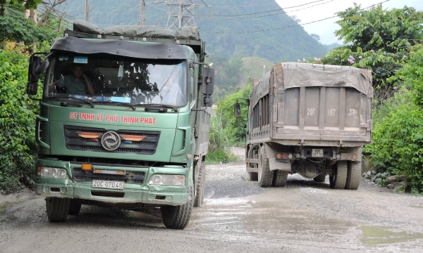 Vùng mỏ Quang Sơn: Đường hỏng, dân khổ, chính quyền bất lực