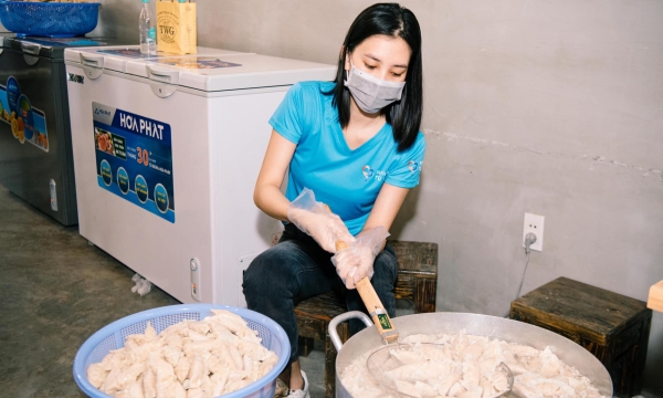 Góc bếp nghệ sĩ và những bữa cơm cho người nghèo chống dịch