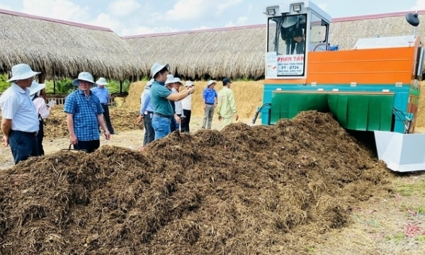 Hỗ trợ máy đảo trộn giúp nông dân biến rơm rạ thành phân hữu cơ