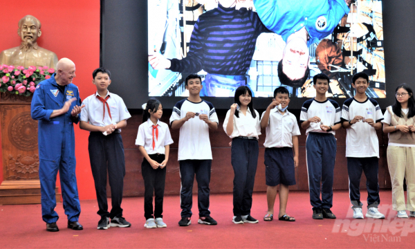 NASA astronaut meets and inspires Vietnamese youth