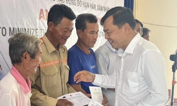 Providing financial assistance to Mekong Delta residents affected by drought and saltwater intrusion