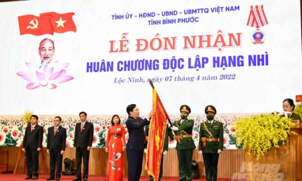 Lộc Ninh đón nhận Huân chương Độc lập hạng Nhì