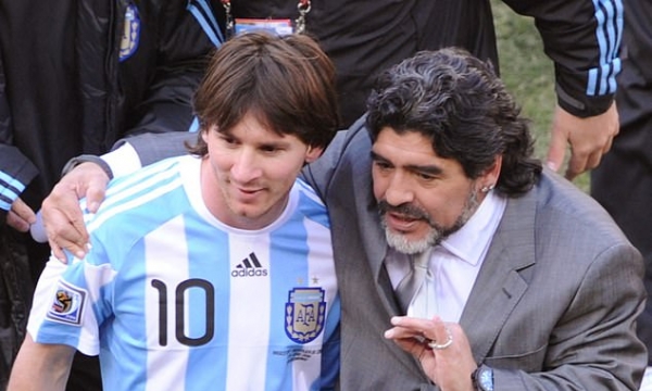 HLV Argentina: 'Diego Maradona đang nhìn chúng tôi thi đấu'