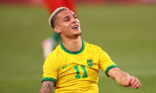 Tiền vệ Brazil: 'Đá bóng trên sân lắp điều hoà thật tồi tệ'