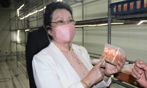 Phu nhân Chủ tịch Quốc hội Lào hào hứng với sản phẩm nấm Việt Nam