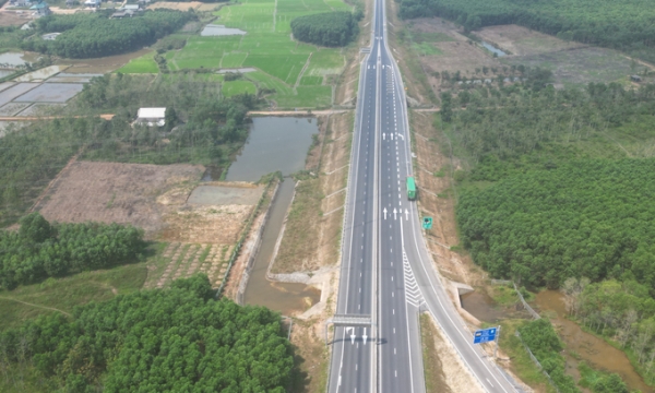 Đề xuất cấm xe khách, xe tải nặng vào cao tốc Cam Lộ - La Sơn