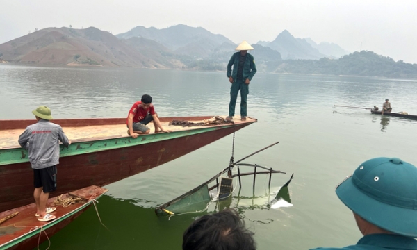 400 người tìm kiếm nạn nhân lật thuyền trên lòng hồ thủy điện Sơn La