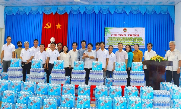 Tặng quà, nước uống cho người dân xã Cẩm Sơn