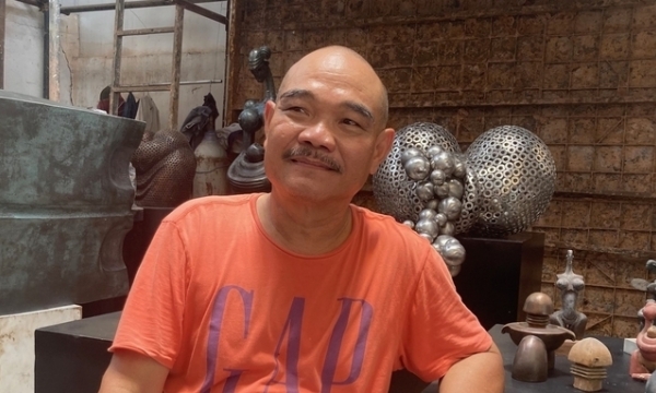 Nhà điêu khắc Hoàng Tường Minh mô tả áp lực ngược trong đời sống