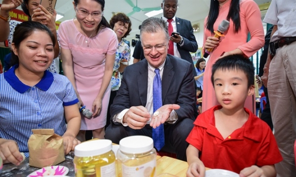 Đại sứ Mỹ múa lân, làm bánh dẻo đón Trung thu cùng các em nhỏ