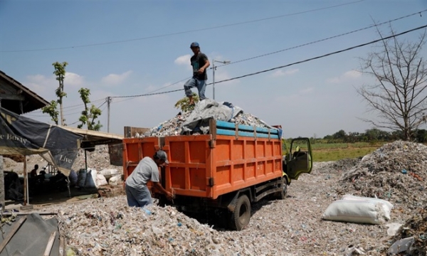 Mâu thuẫn trong ngôi làng nhặt rác ra tiền nhiều hơn trồng lúa ở Indonesia