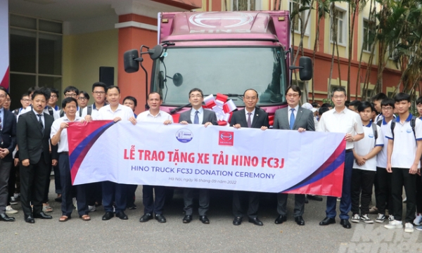 Hino Motors Việt Nam trao tặng xe ô tô tải cho Đại học Thủy lợi