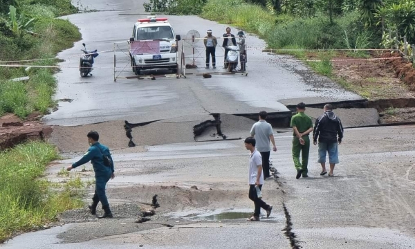 Mưa lớn gây sạt lở đường tránh phía Nam ở Bảo Lộc