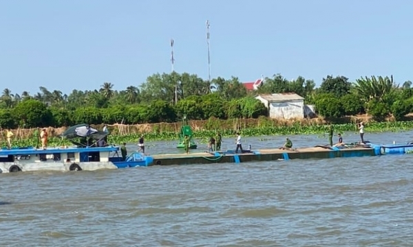 Arrested 16 barges carrying sand of unknown origin on Tien River