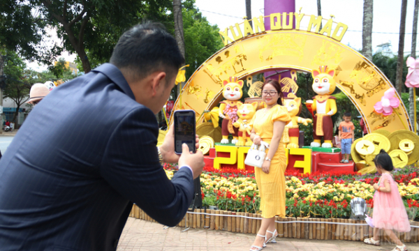 Người dân Đắk Lắk xếp hàng chụp ảnh đường hoa Buôn Ma Thuột