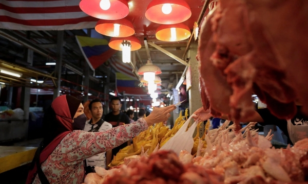 Malaysia kiểm soát chặt giá thịt gà trong dịp Tết Nguyên đán